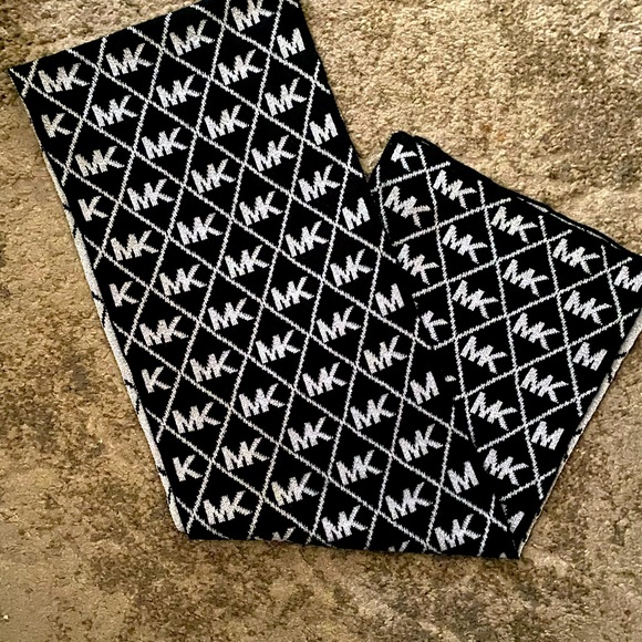 🌟Michael Kors MK Scarf-EUC - Picture 3 of 4